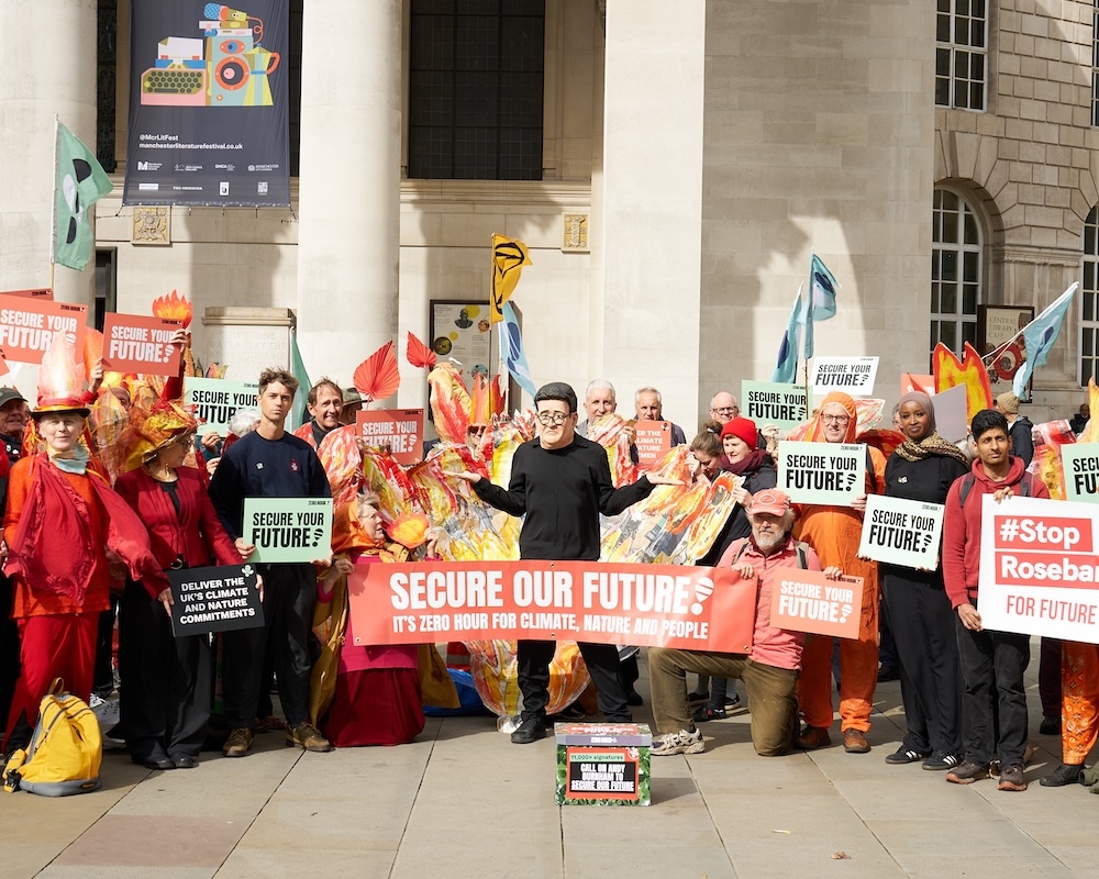11,000 campaigners call on PM to “stop fanning the flames of the climate crisis” in petition stunt outside No. 10 North